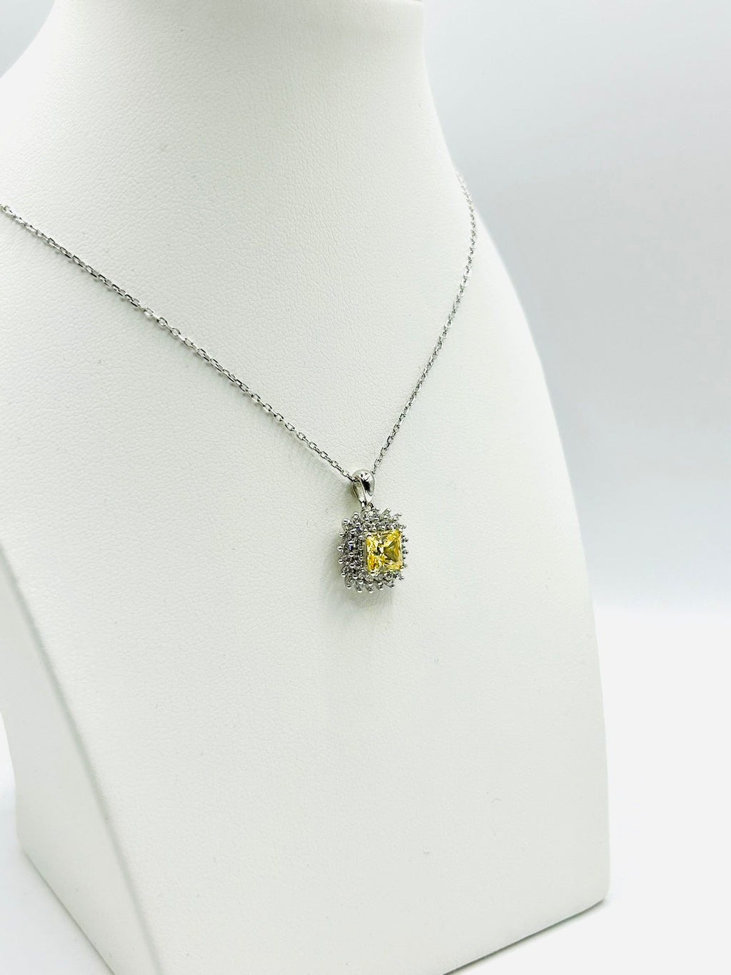 Collier hypoallergénique en argent 925 avec point lumineux jaune – Élégance lumineuse et raffinée