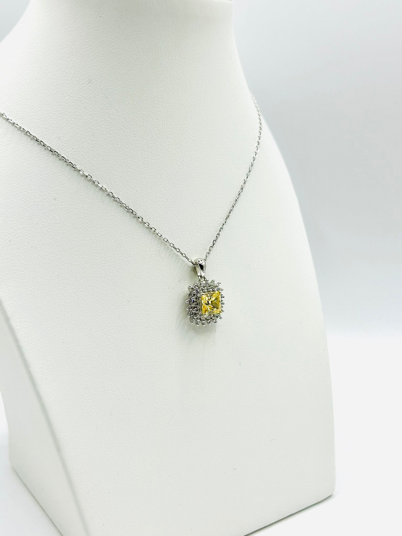 Collier hypoallergénique en argent 925 avec point lumineux jaune – Élégance lumineuse et raffinée