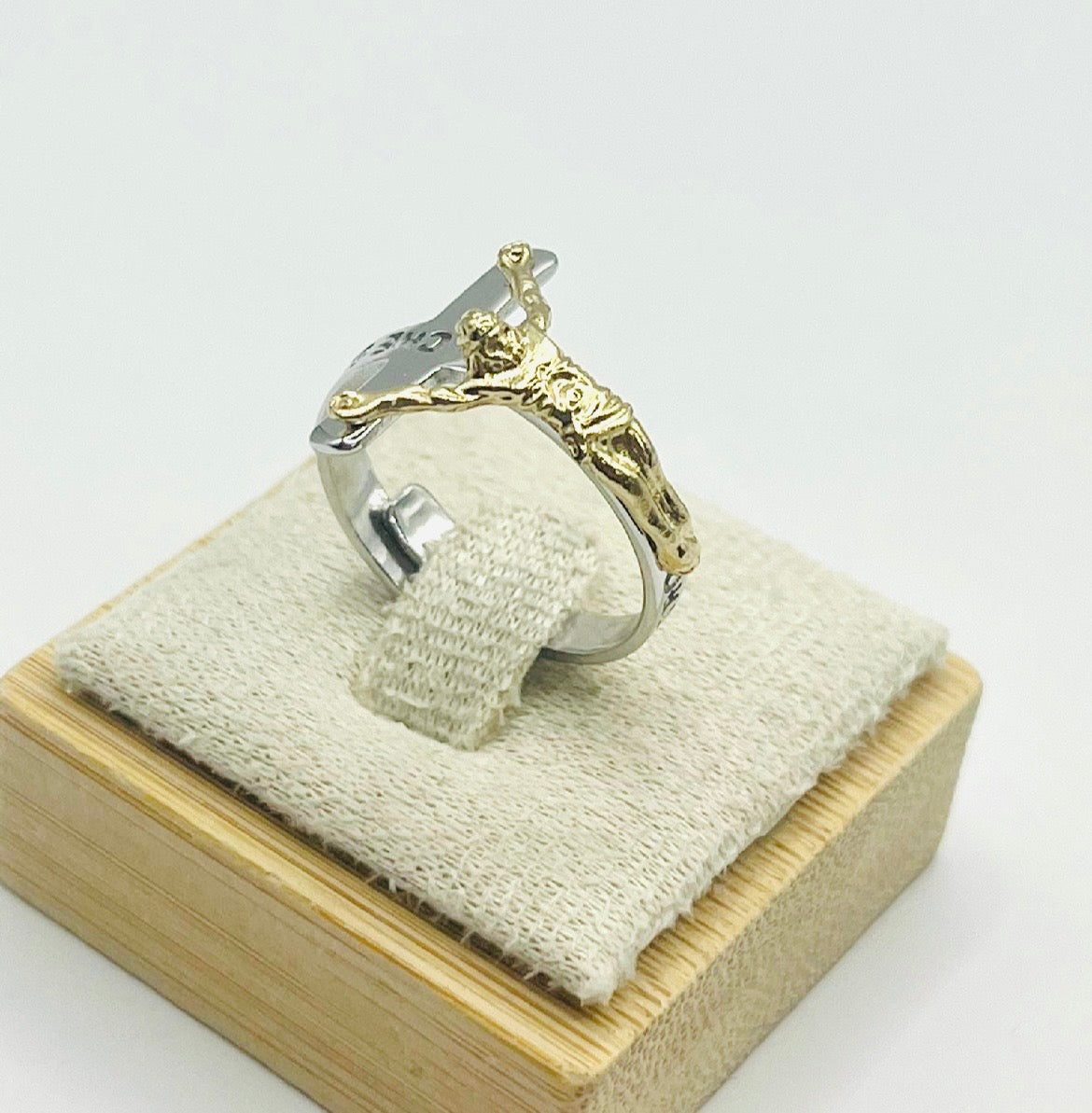 Anello Crocifisso in Argento 925 Placcato Oro 18 Carati – Misura Regolabile | Gioiello Religioso Elegante - Gioielleria CM SILVER & JEWELS