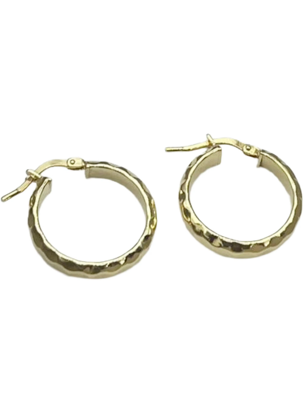 Orecchini cerchio martellati oro indossati, stile contemporaneo elegante