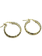 Orecchini cerchio martellati oro indossati, stile contemporaneo elegante
