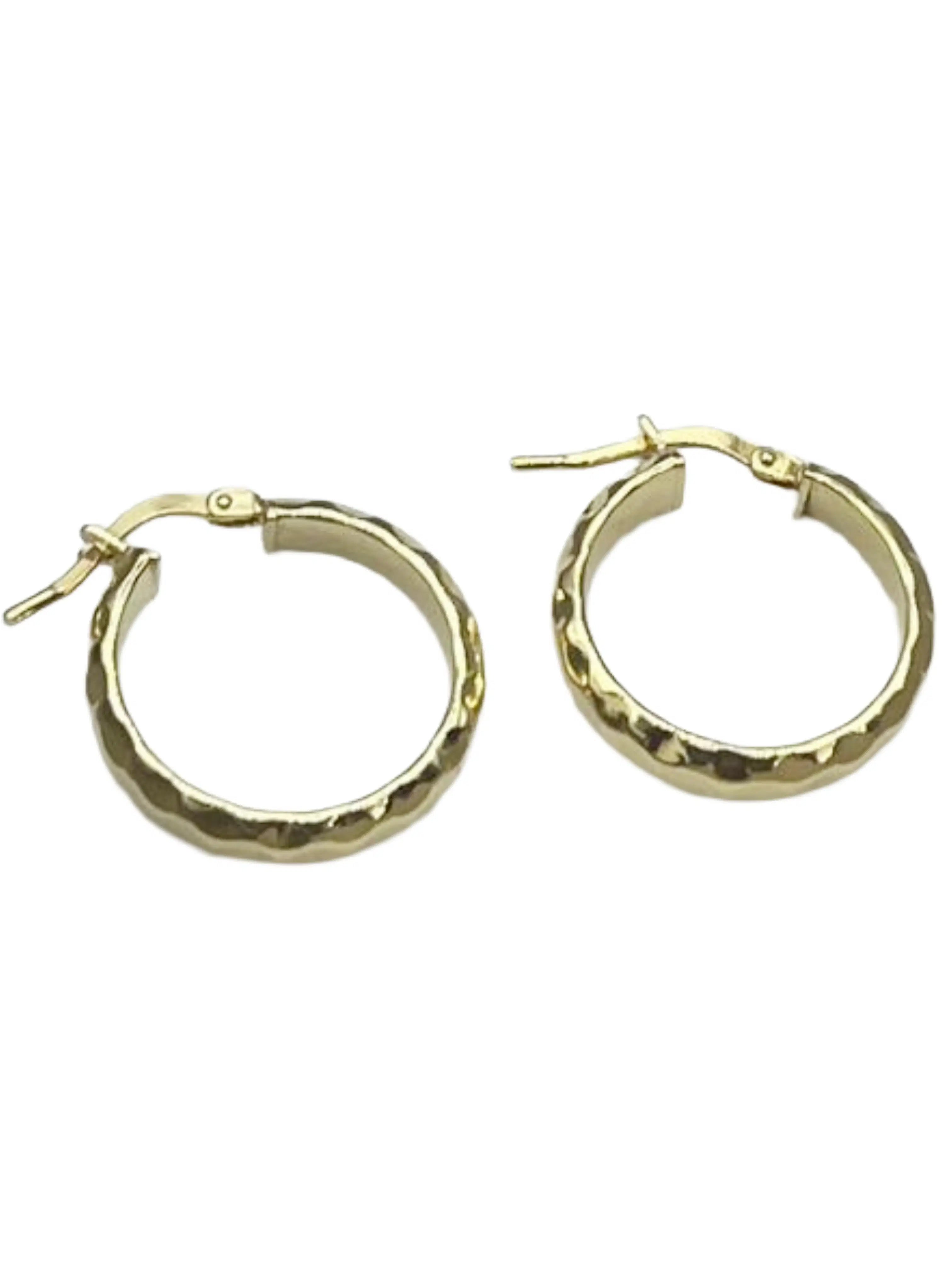 Orecchini cerchio martellati oro indossati, stile contemporaneo elegante
