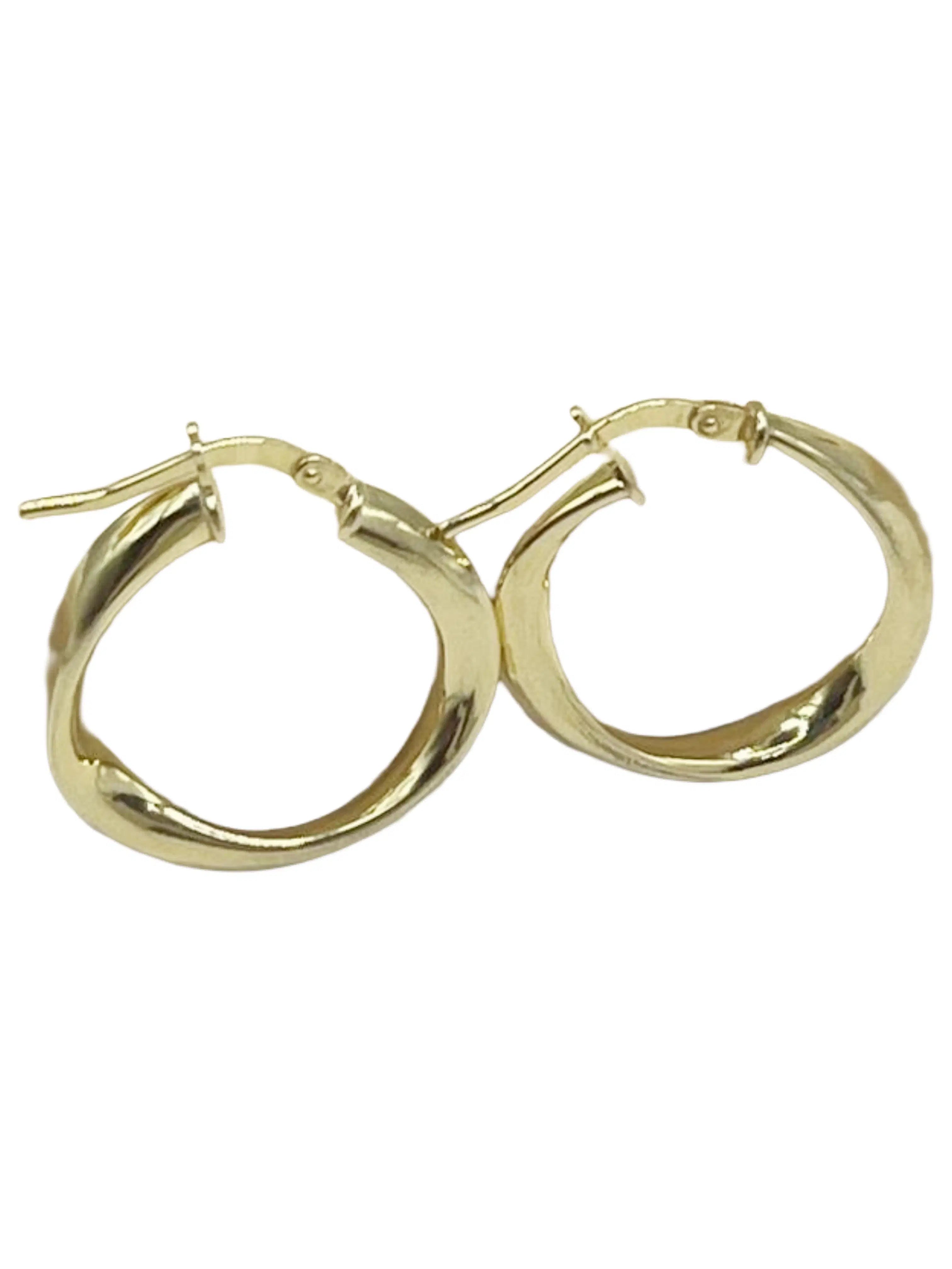 Dettaglio design ondulato orecchini oro, texture tridimensionale elegante