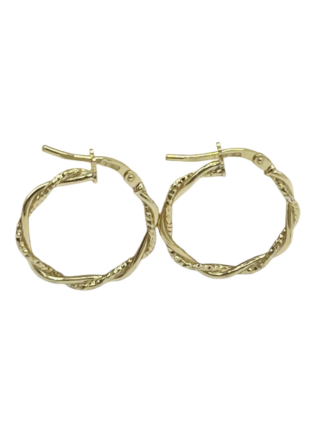Orecchini cerchio intrecciato oro indossati, effetto luminoso e raffinato