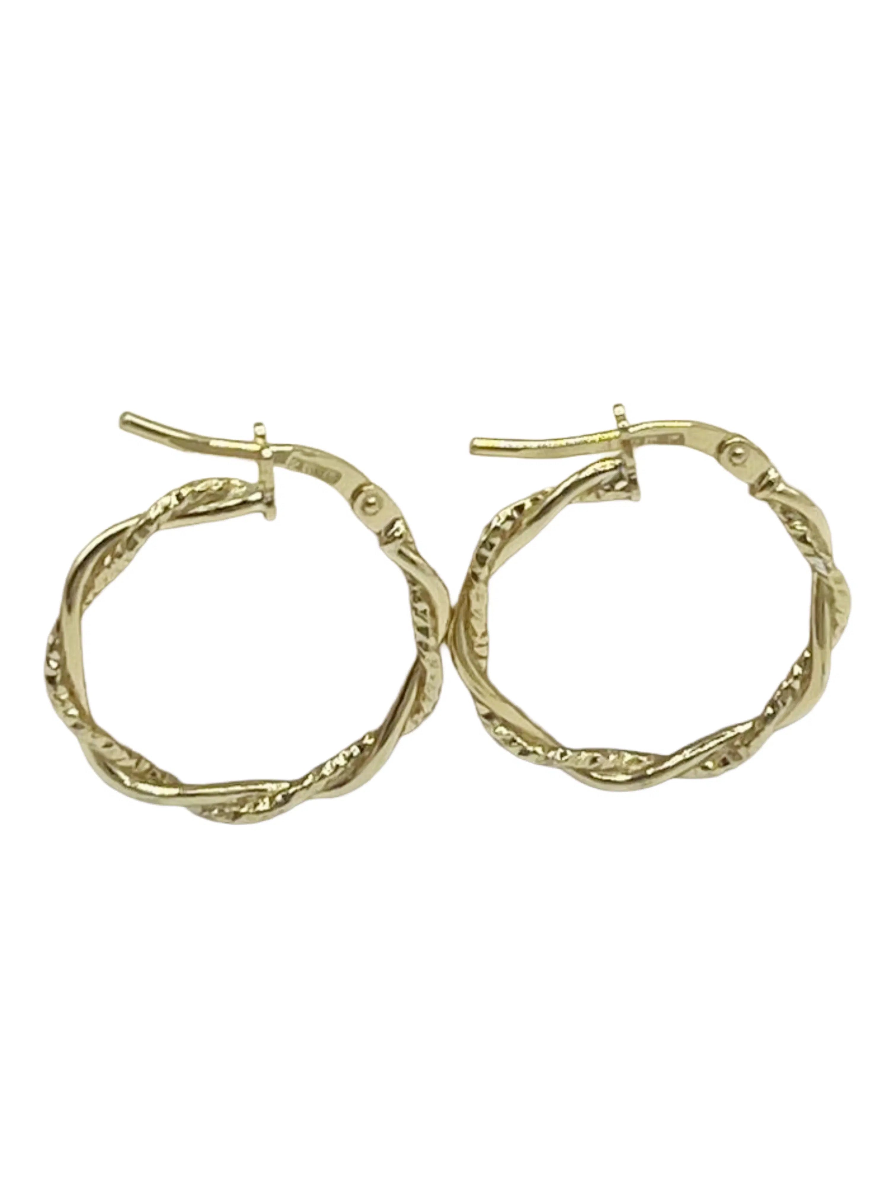 Orecchini cerchio intrecciato oro indossati, effetto luminoso e raffinato