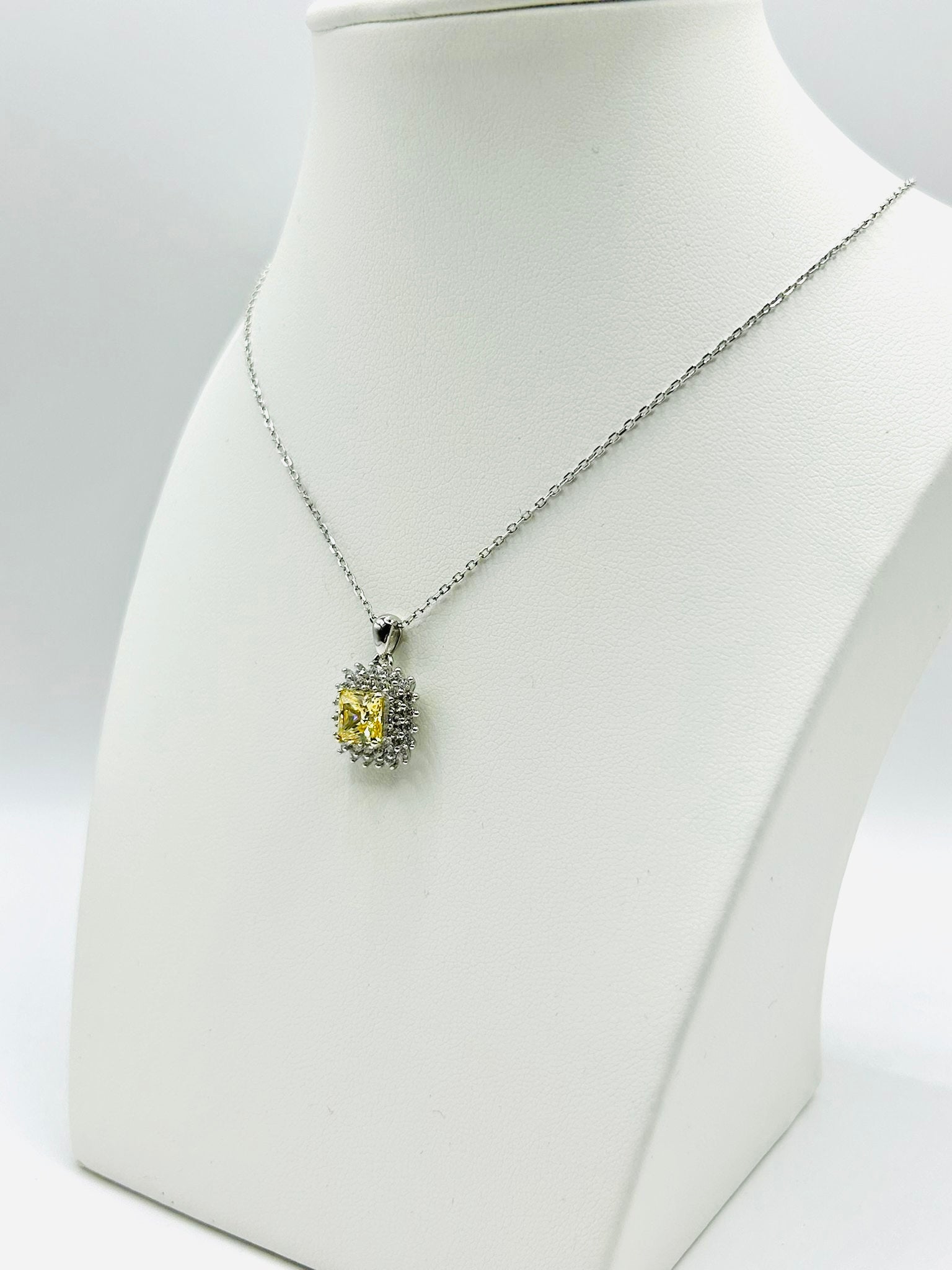 Collana in Argento 925 Ipoallergenico con Punto Luce Giallo – Eleganza Luminosa e Raffinata