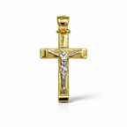 Croce bicolore in oro 18 carati con Cristo, bracci squadrati e terminali lucidi, 32×18 mm, vista frontale
