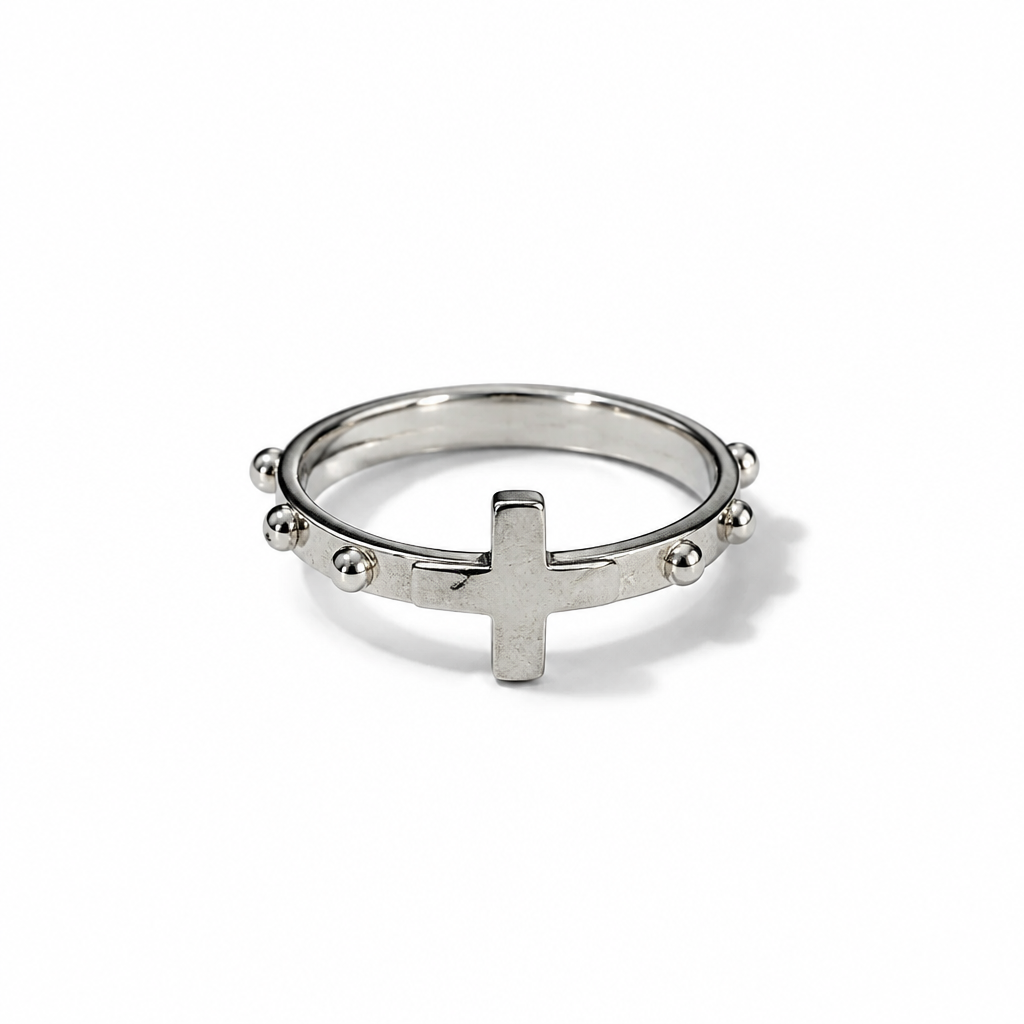 Anello rosario in argento 925 con croce liscia in rilievo e grani a sfera sulla fascia, su fondo bianco