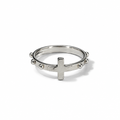 Anello rosario in argento 925 con croce liscia in rilievo e grani a sfera sulla fascia, su fondo bianco