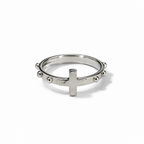 Anello rosario in argento 925 con croce liscia in rilievo e grani a sfera sulla fascia, su fondo bianco