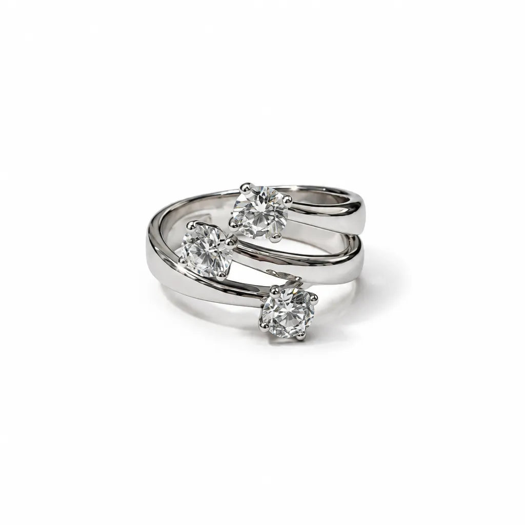Anello trilogy sfalsato Re Carlo in argento 925 con tre pietre trasparenti e fasce lucide, su fondo bianco.