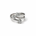 Anello trilogy sfalsato Re Carlo in argento 925 con tre pietre trasparenti e fasce lucide, su fondo bianco.
