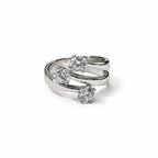 Anello trilogy sfalsato Re Carlo in argento 925 con tre pietre trasparenti e fasce lucide, su fondo bianco.
