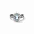 Anello in argento 925 con pietra ovale azzurra, contorno di pietre chiare e dettagli luminosi sul gambo, vista frontale.