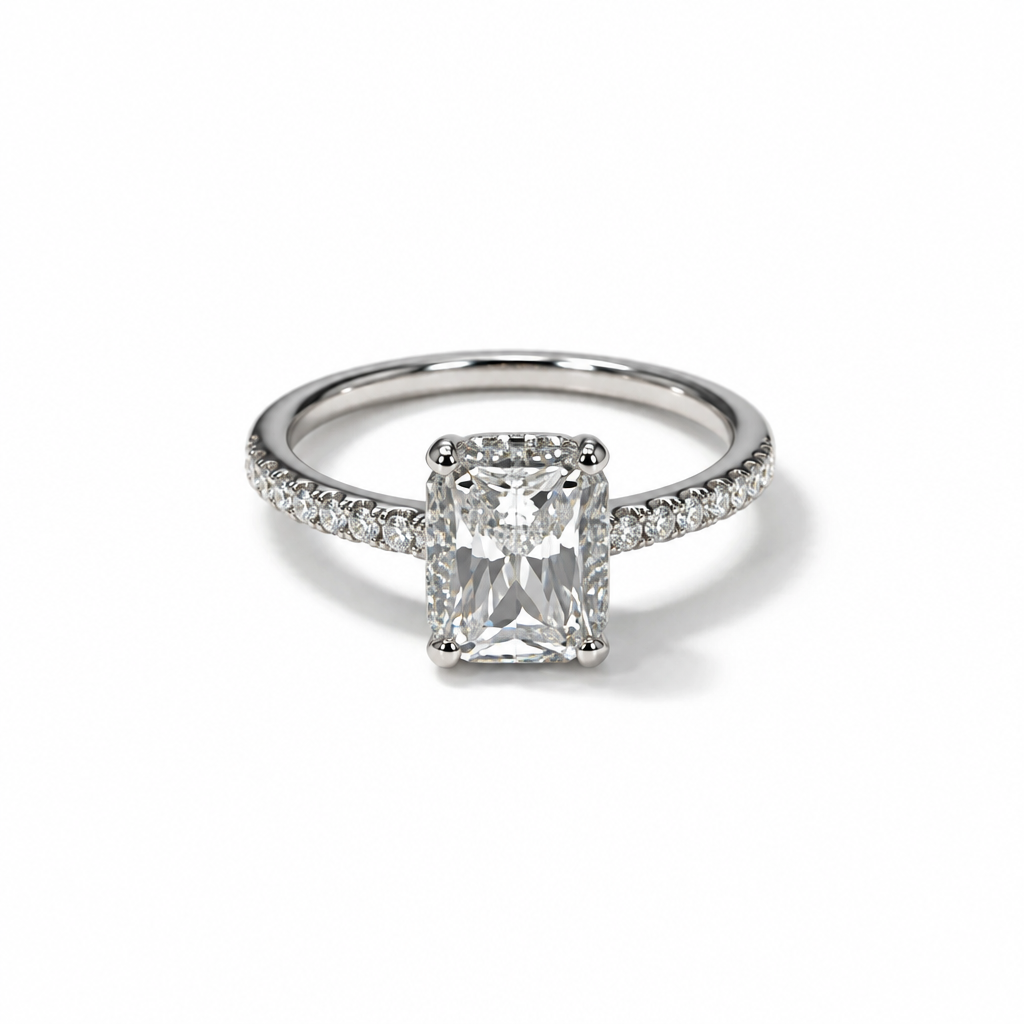 Anello in argento 925 con pietra rettangolare trasparente a quattro griffe e piccoli elementi luminosi sul gambo, vista frontale.