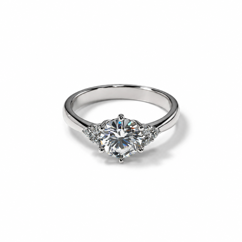 Anello in argento 925 con pietra centrale rotonda trasparente, griffe e piccoli dettagli luminosi laterali su gambo liscio, vista frontale.