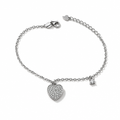 Bracciale in argento 925 con cuore pavé e punto luce laterale indossato su polso femminile.