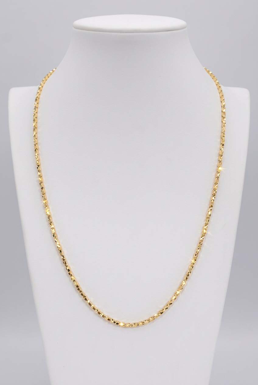 Collana Pop Corn in argento 925 placcato oro 24K su espositore bianco, vista frontale.