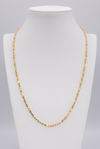 Collana Pop Corn in argento 925 placcato oro 24K su espositore bianco, vista frontale.