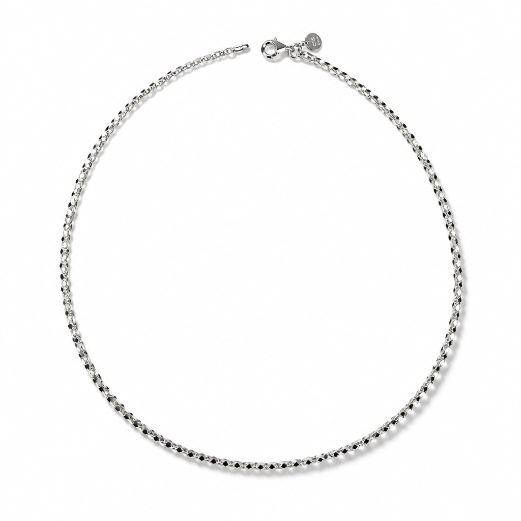 Collana Pop Corn in argento 925 distesa su fondo bianco, con chiusura ad anello a molla.