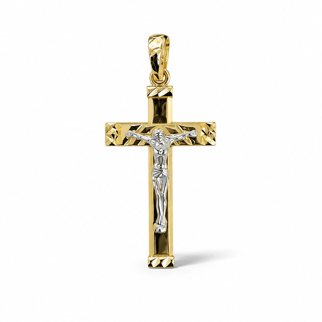 Croce bicolore in oro 18 carati con Cristo e dettagli sfaccettati sui bracci e sulla contromaglia, vista frontale
