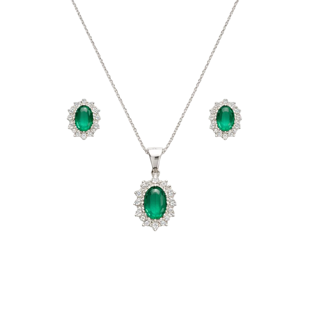 Set gioielli Kate in argento 925 con pietra verde smeraldo taglio ovale e contorno di zirconi bianchi, composto da collana e orecchini a lobo su sfondo bianco.