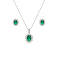 Set gioielli Kate in argento 925 con pietra verde smeraldo taglio ovale e contorno di zirconi bianchi, composto da collana e orecchini a lobo su sfondo bianco.