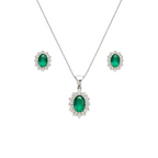 Set gioielli Kate in argento 925 con pietra verde smeraldo taglio ovale e contorno di zirconi bianchi, composto da collana e orecchini a lobo su sfondo bianco.