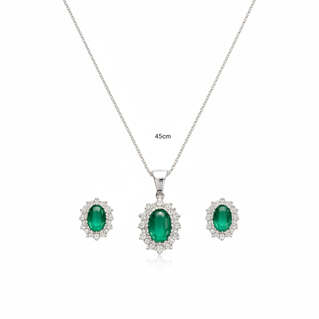 Set gioielli Kate in argento 925 con pietra verde smeraldo taglio ovale e contorno di zirconi bianchi, composto da collana e orecchini a lobo su sfondo bianco.