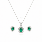 Set gioielli Kate in argento 925 con pietra verde smeraldo taglio ovale e contorno di zirconi bianchi, composto da collana e orecchini a lobo su sfondo bianco.