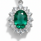 Set gioielli Kate in argento 925 con pietra verde smeraldo taglio ovale e contorno di zirconi bianchi, composto da collana e orecchini a lobo su sfondo bianco.