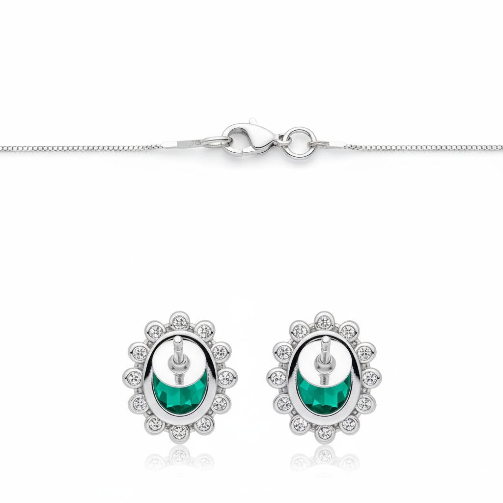 Set gioielli Kate in argento 925 con pietra verde smeraldo taglio ovale e contorno di zirconi bianchi, composto da collana e orecchini a lobo su sfondo bianco.