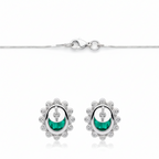 Set gioielli Kate in argento 925 con pietra verde smeraldo taglio ovale e contorno di zirconi bianchi, composto da collana e orecchini a lobo su sfondo bianco.