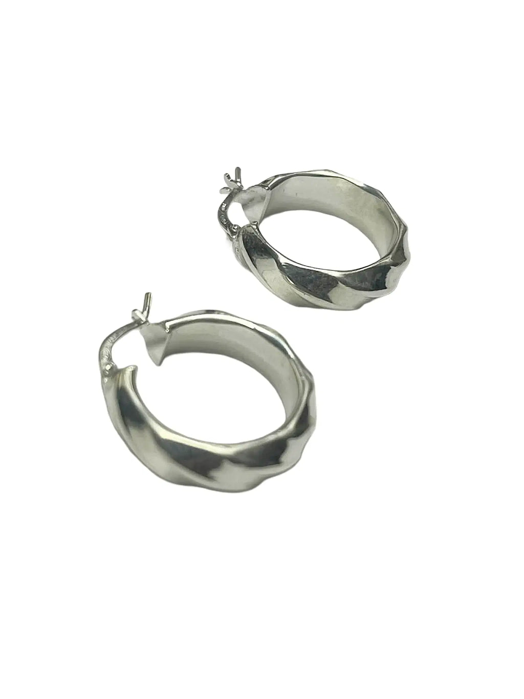 Orecchini a Cerchio in Argento 925 Martellato – Design Moderno e Luminoso - CM Silver Jewels