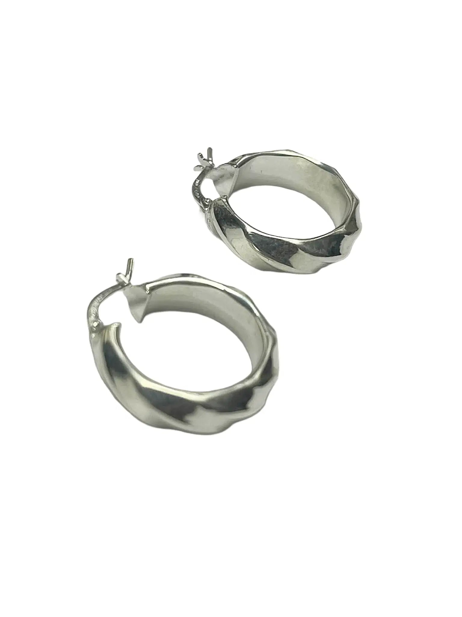 Orecchini a Cerchio in Argento 925 Martellato – Design Moderno e Luminoso - CM Silver Jewels