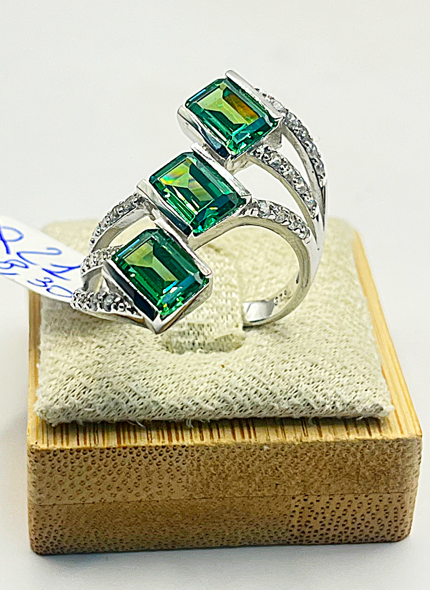 Anello Donna in Argento 925 con Pietre Verdi Taglio Smeraldo e Zirconi – Design Elegante a Tre Pietre