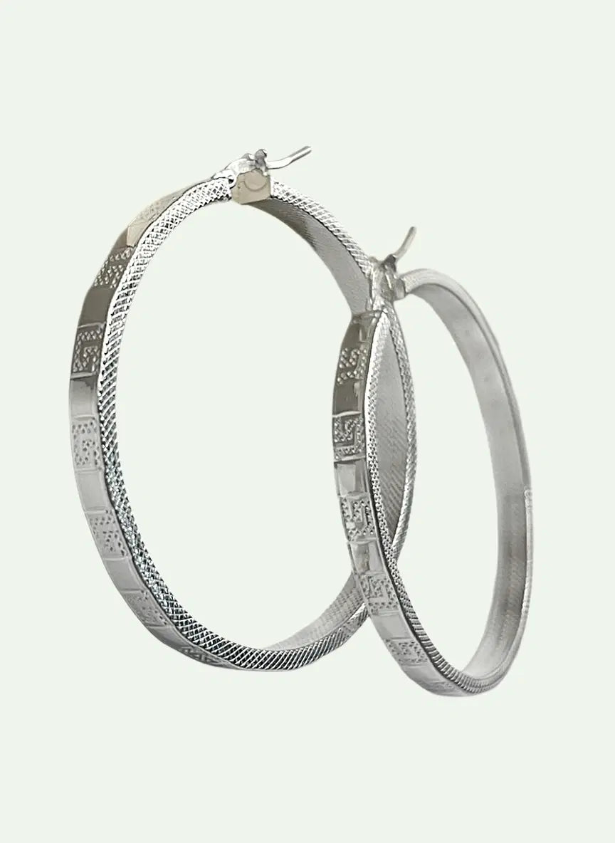 Orecchini a cerchio in argento 925 con finitura specchiata lucida, diametro 4,2 cm, vista frontale