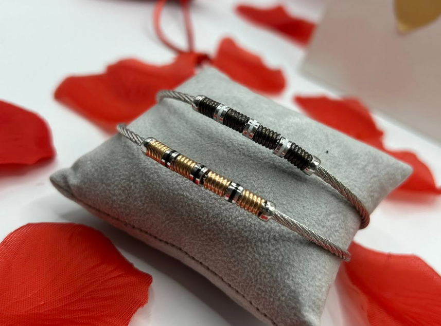 Bracciale rigido in argento 925 e oro 18k, design cilindrico moderno, stile elegante e raffinato.