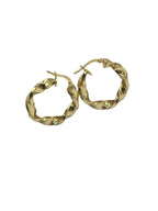 Orecchini cerchio intrecciati oro indossati, eleganza luminosa