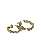 Vista angolare orecchini intrecciati, profondità e movimento