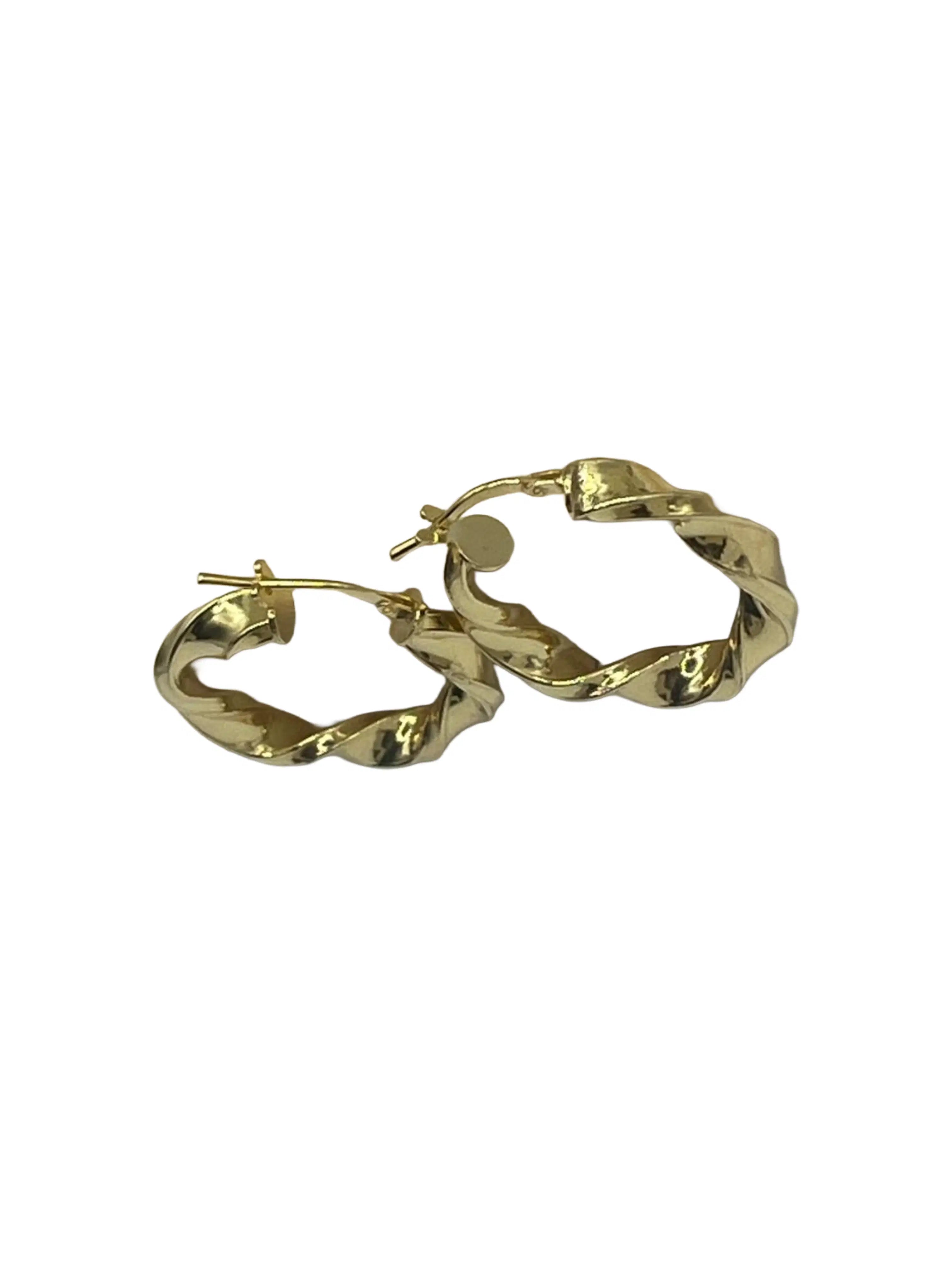 Vista angolare orecchini intrecciati, profondità e movimento