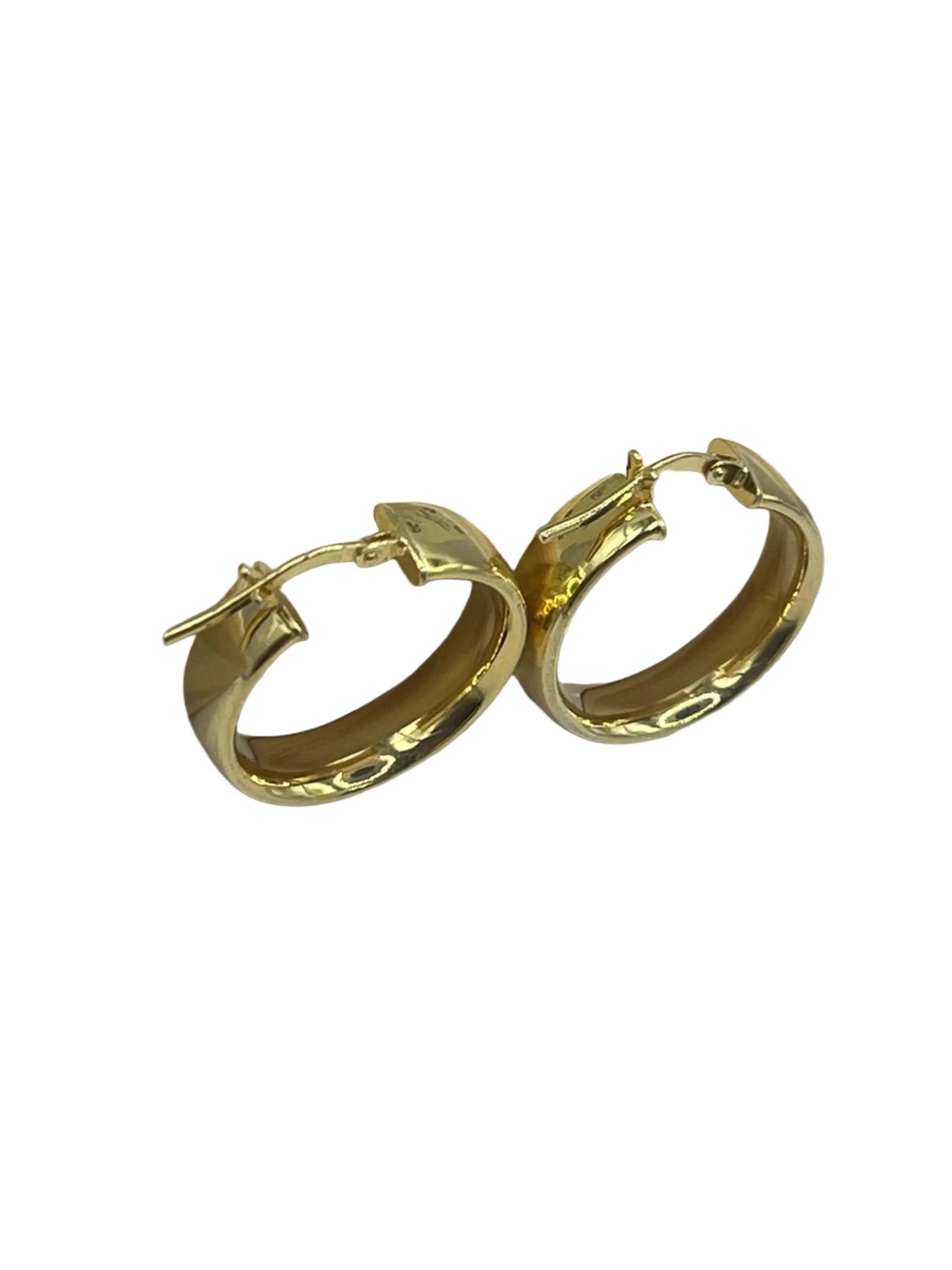 Orecchini cerchio bombati oro indossati, effetto statement elegante