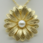 Collier en argent plaqué or 925 orné d'une fleur et d'une perle