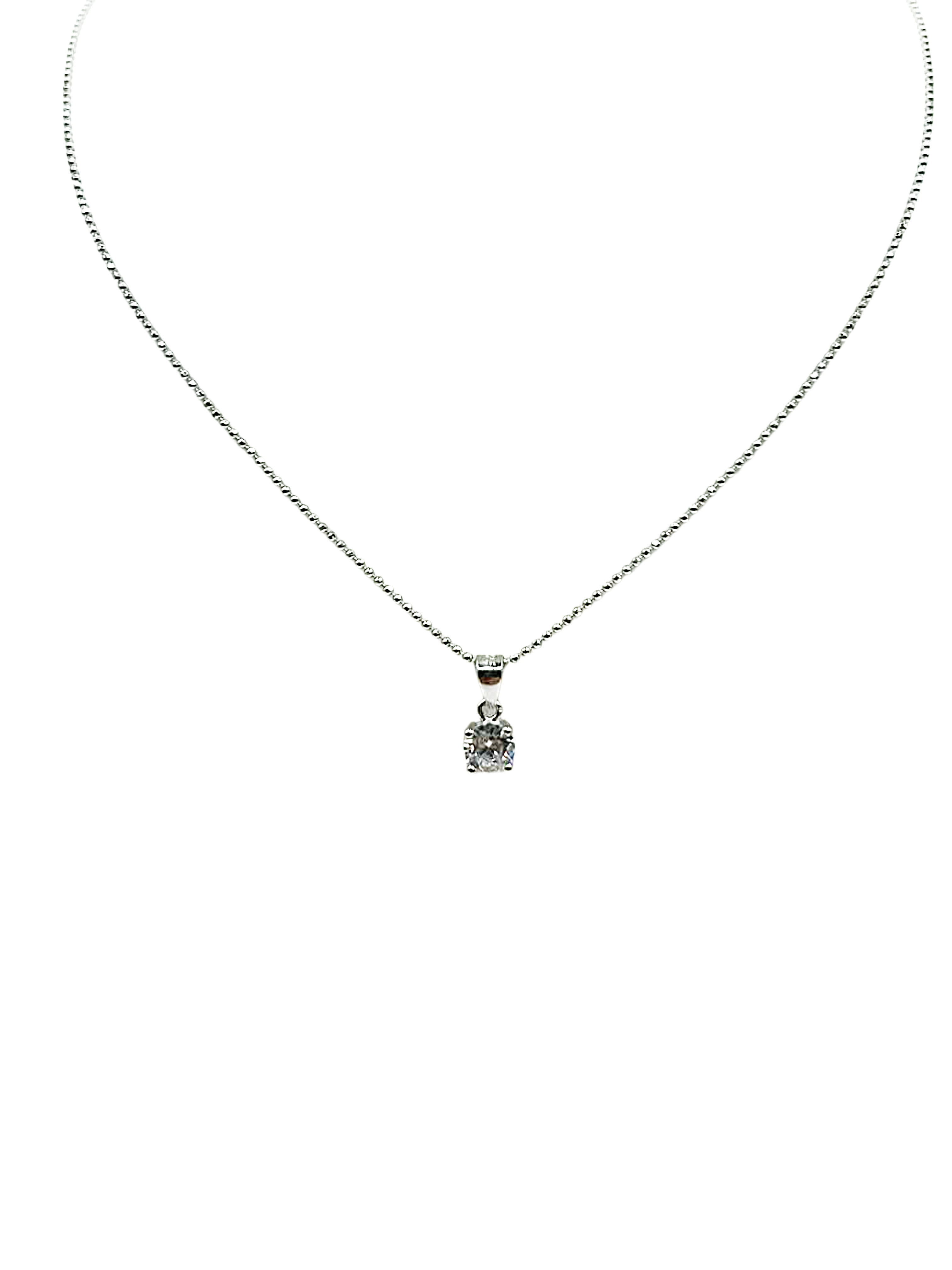 Collier lumineux en argent 925, symbole d'amour, de transparence et d'élégance.