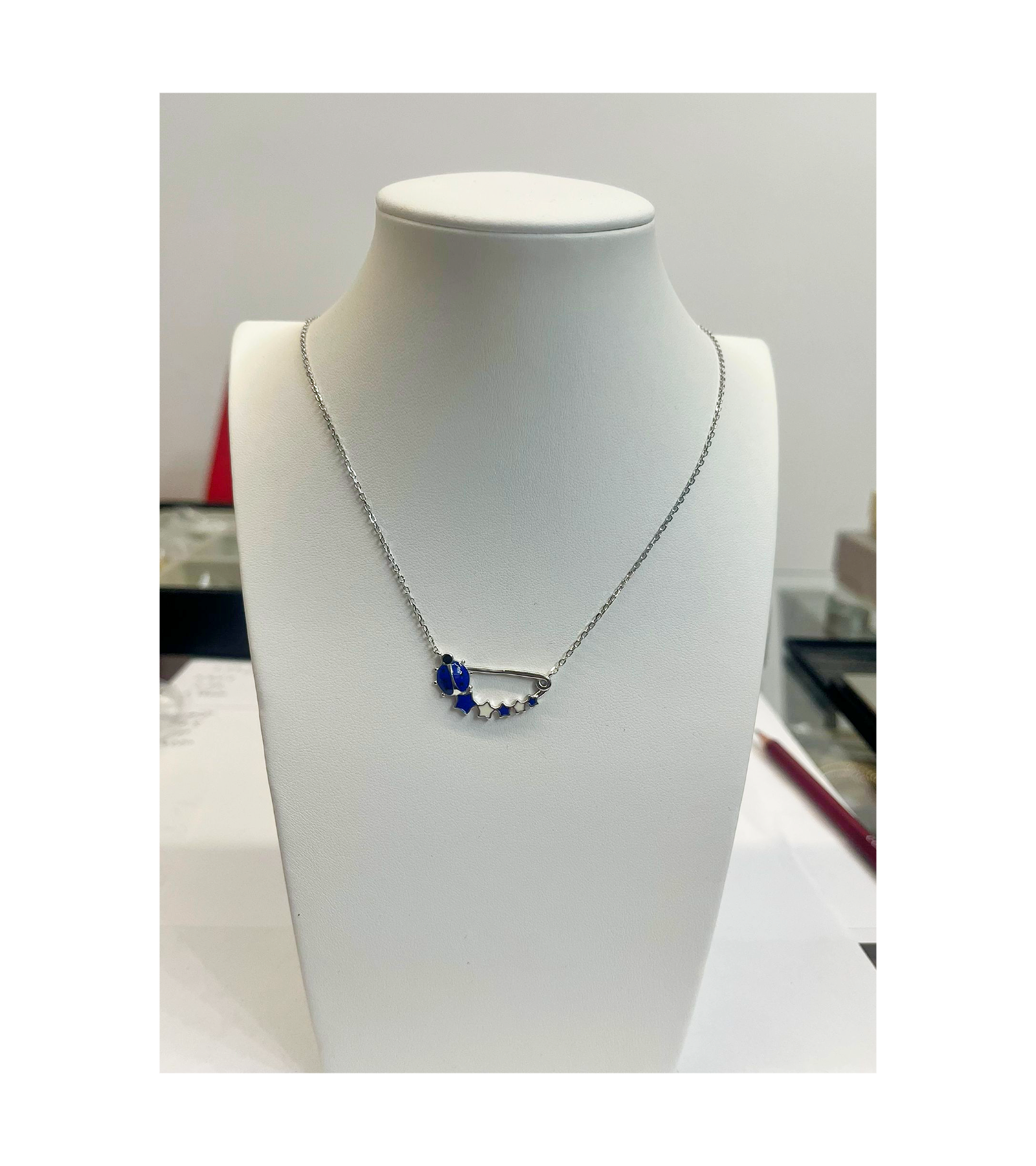 Collana in Argento 925 con Spilla, Coccinella Blu e Stelline – Fortuna e Dolcezza