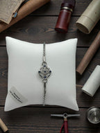 Bracciale in argento 925 con charm bussola e dettagli blu, stile elegante e raffinato.