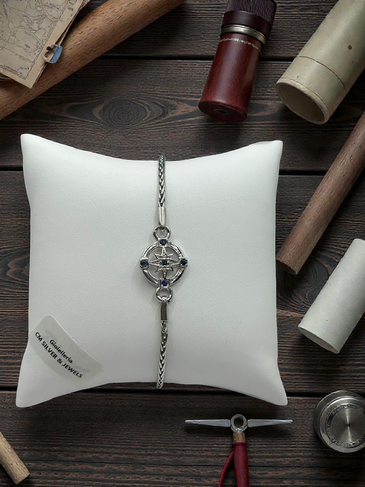 Bracciale in argento 925 con charm bussola e dettagli blu, stile elegante e raffinato.