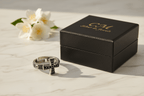 Shot 5 – Lifestyle cofanetto chiuso con fiori