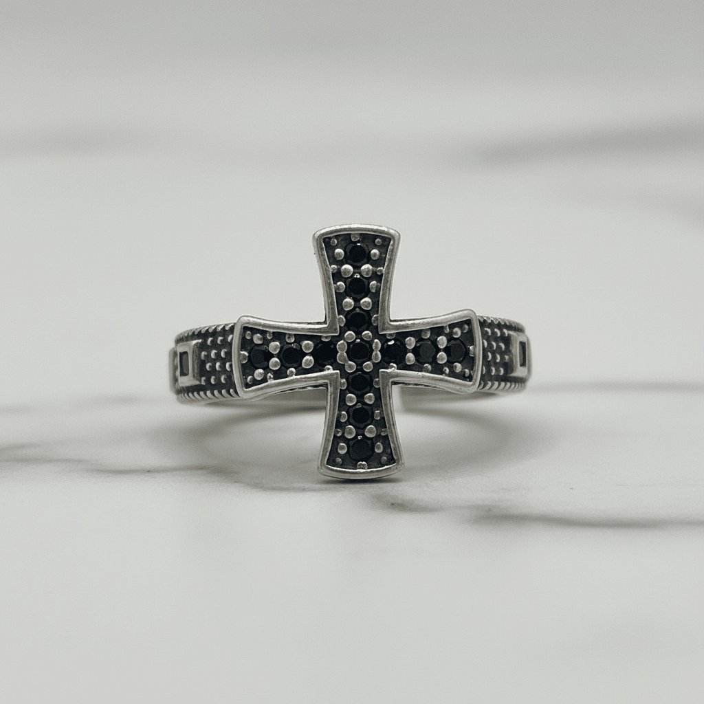 Shot 3 – Macro dettaglio croce e zirconi
