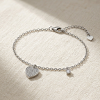Angolazione alternativa del bracciale in argento con cuore pavé